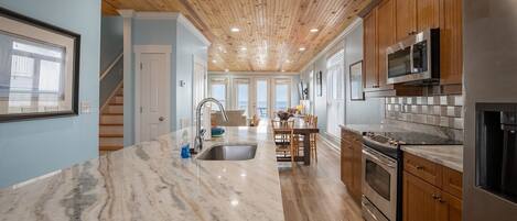 ثلاجة، ميكروويف، فرن، موقد طهي مسطح