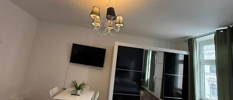 Apartamento básico | Cozinha privada | Geladeira, micro-ondas, fogão, cooktop