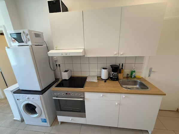 Apartamento básico | Cocina privada | Frigorífico, microondas, horno y placa de cocina