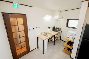 Refrigerador con freezer, microondas, placa de cocina