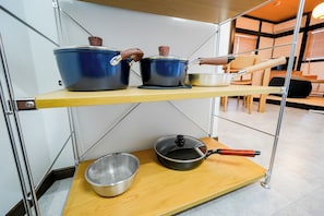 Casa Confort, no fumadores | Cocina privada | Frigorífico grande, microondas, placa de cocina y utensilios de cocina