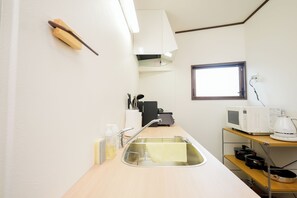 Comfort House, Non Smoking | Dapur peribadi | Peti sejuk/penyejuk beku saiz penuh, ketuhar gelombang mikro, dapur