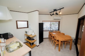 舒適獨棟房屋, 非吸煙房 | 私人廚房 | 大型冰箱、微波爐、爐台、鍋具/餐盤/廚房用品