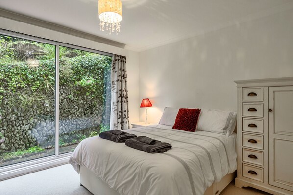 3 عدّة غرف نوم �وواي فاي مجانًا وملاءات أسرّة