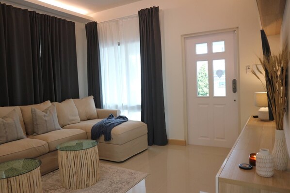 House, 4 Bedrooms, Smoking, Balcony | Living room