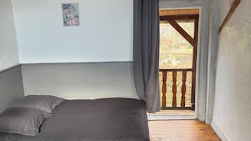 Iron/ironing board, internet, bed sheets