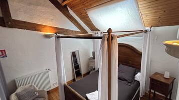 Iron/ironing board, internet, bed sheets