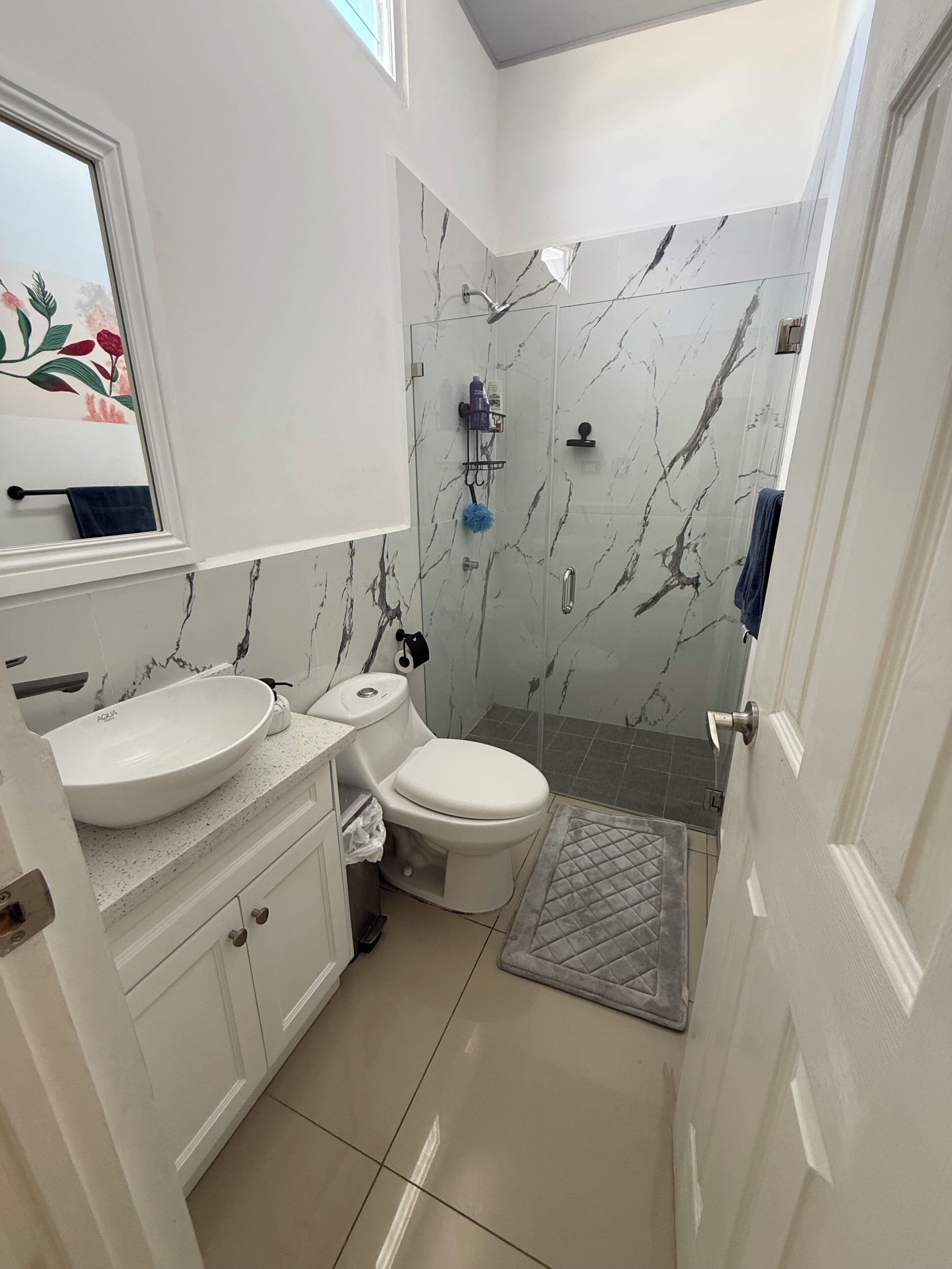 Douche, serviettes fournies, savon, papier de toilette