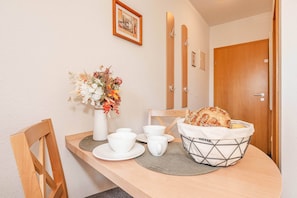 Dining - Charming vacation apartment for two with sauna & relaxation room (Loddin)