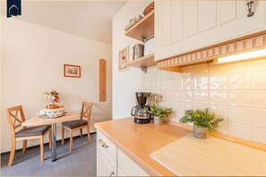 Fridge, stovetop, coffee/tea maker, toaster - Charming vacation apartment for two with sauna & relaxation room (Loddin)