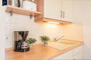 Kühlschrank, Herdplatte, Wasserkocher mit Kaffee-/Teezubehör, Toaster