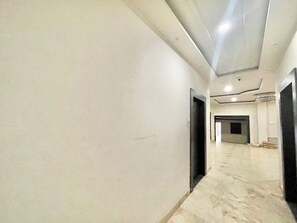 Hallway - Hotel Neel Gagan - near Station & Temple (Varanasi)