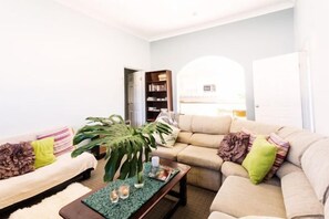 Living area - Aussie Chillout - Coal d' Vine Cottage - Cessnock NSW (Cessnock)