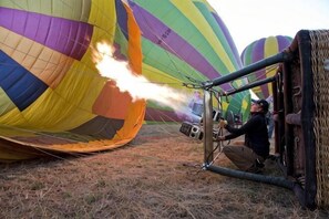 En luftballon med en person, der betjener brænderen.