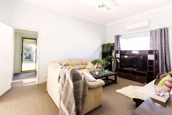 Living area - Aussie Chillout - Coal d' Vine Cottage - Cessnock NSW (Cessnock)