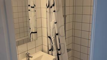 Apartment, Non Smoking, City View | Bathroom