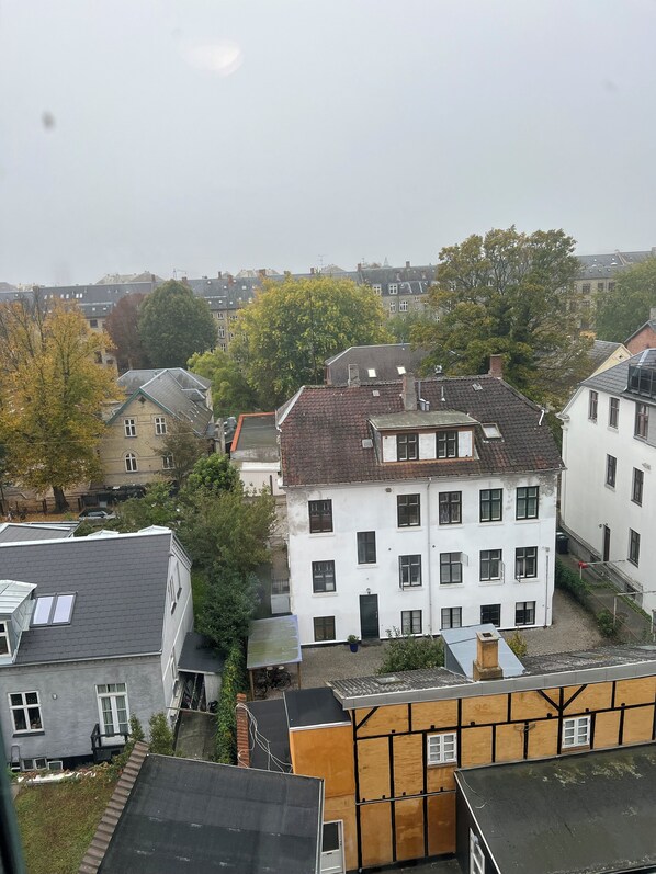 Un immeuble à plusieurs étages, doté d’une façade blanche et de nombreuses fenêtres.