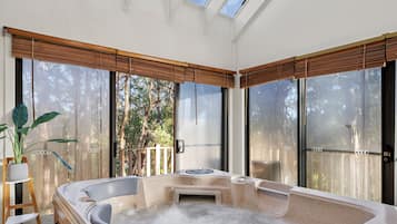 Cabin, 2 Bedrooms, Garden View | Private spa tub