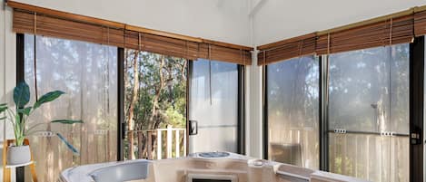 Cabaña, 2 habitaciones, vistas al jardín | Bañera de hidromasaje privada