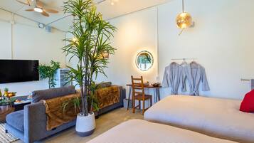 Minibar con artículos gratuitos y escritorio