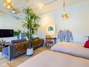 Minibar con artículos gratuitos y escritorio 