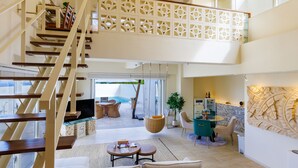 Ein geräumiger Wohnbereich mit Treppe, Pool und Essbereich.