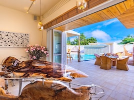 Villa de lujo, 2 camas dobles, no fumadores, balcón | Minibar con artículos gratuitos y escritorio