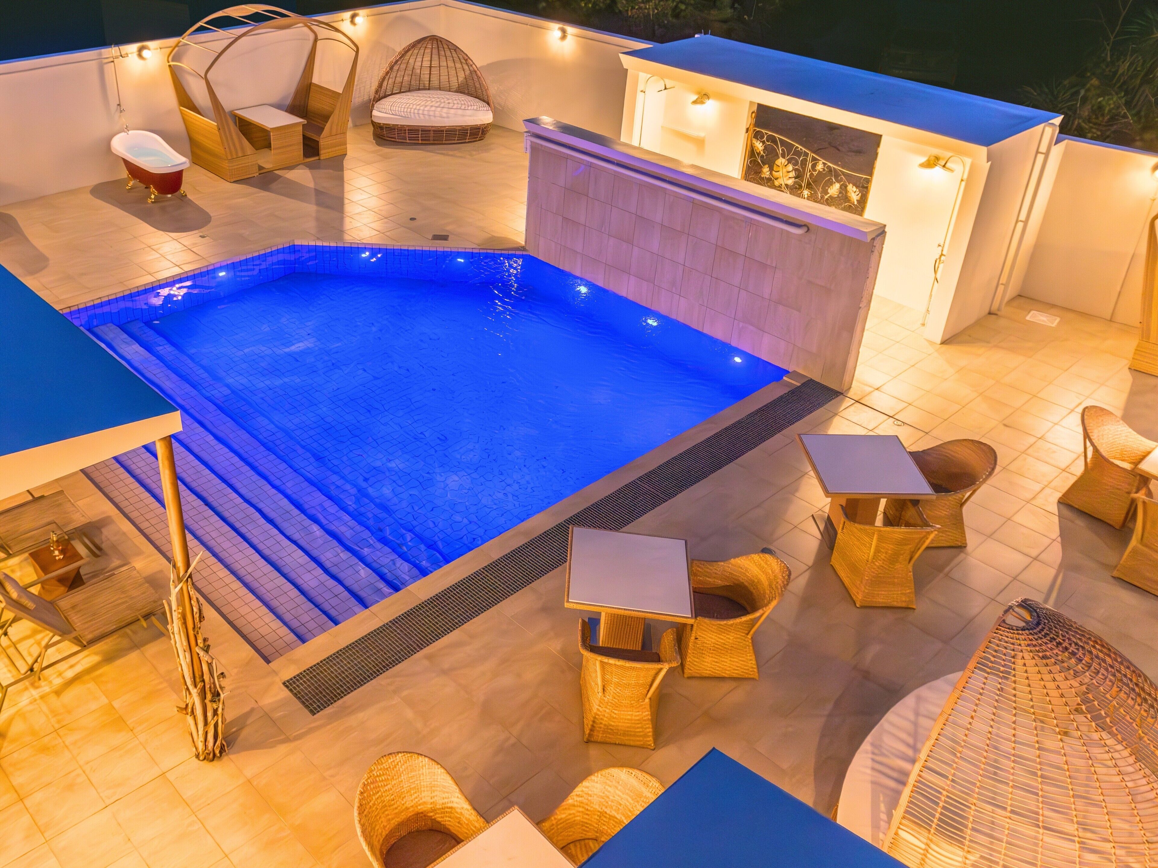 Luxe villa, 2 tweepersoonsbedden, niet-roken, balkon | Buitenzwembad | Een buitenzwembad