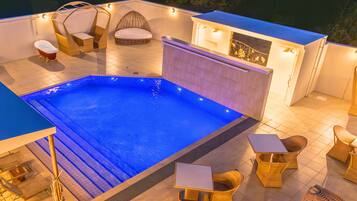 Luxe villa, 2 tweepersoonsbedden, niet-roken, balkon | Buitenzwembad | Een buitenzwembad