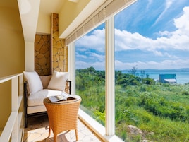 Villa de lujo, balcón, vistas al mar | Minibar con artículos gratuitos y escritorio