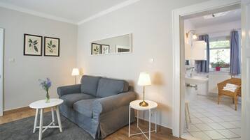 Traditional Studio, Courtyard View | Bathroom | Shower, free toiletries, hair dryer, towels