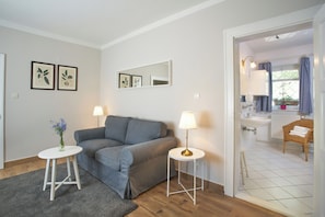 Traditional Studio, Courtyard View | Bathroom | Shower, free toiletries, hair dryer, towels - Pałac Łomnica (Myslakowice)