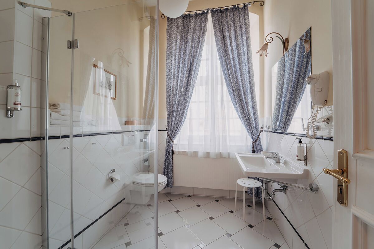Une salle de bain avec une douche à parois de verre, des toilettes, un lavabo et un meuble-lavabo.
