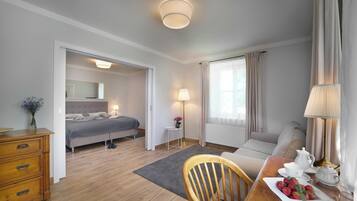 Traditional Studio, Courtyard View | In-room safe, free WiFi