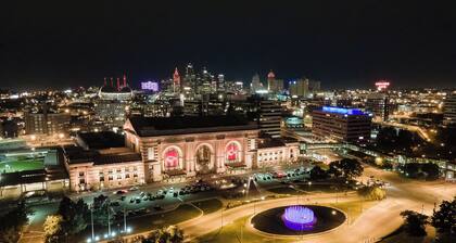 Great for Large Groups Near DT - 30 day stays