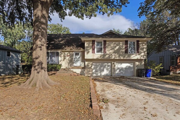 Exterior - 7 KingsBeds, Spacious, Dogs welcome (Olathe)