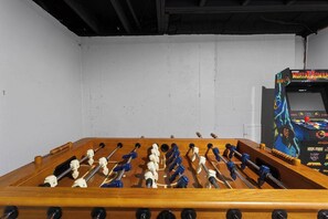 Game room - Family Favorite_7 KingBeds_Roomy_Dogs Welcome_FIFA (Olathe)