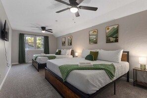 5 bedrooms, iron/ironing board, travel crib, WiFi - 7 KingsBeds, Spacious, Dogs welcome (Olathe)