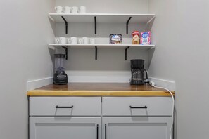 Interior - Family Favorite_7 KingBeds_Roomy_Dogs Welcome_FIFA (Olathe)