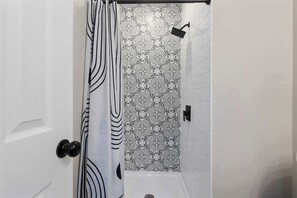 Shower, hair dryer, towels, shampoo - Family Favorite_7 KingBeds_Roomy_Dogs Welcome_FIFA (Olathe)