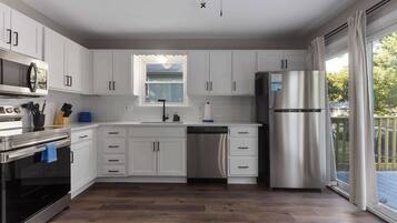 冰箱、微波炉、烤箱、炉灶