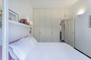 2 bedrooms, iron/ironing board, bed sheets