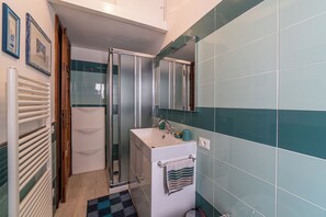 Shower, hair dryer, bidet, towels - Saffron Apartament (Lucca)