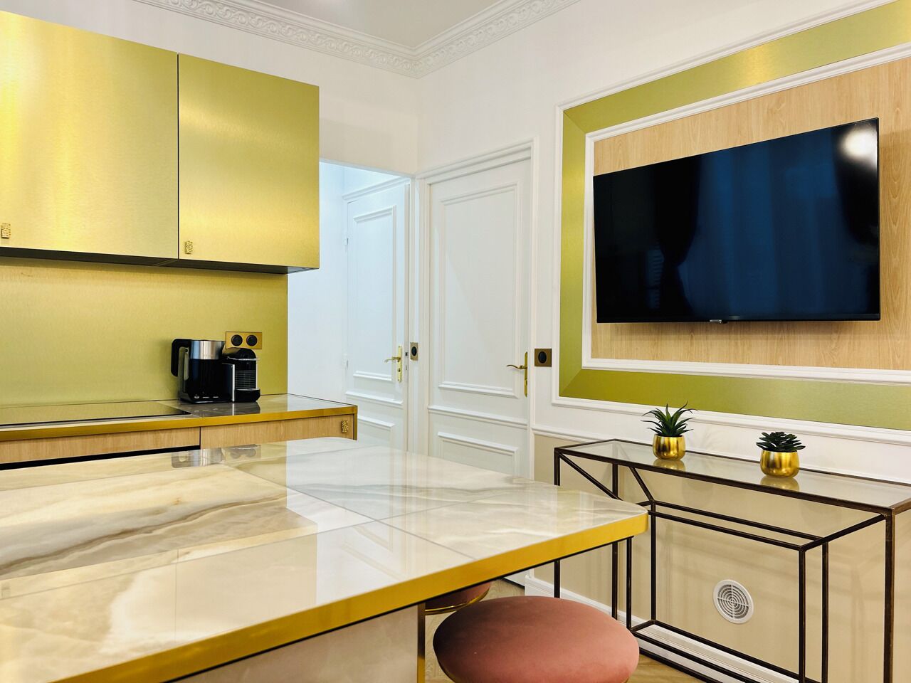 Apartament, vistes al pati | Cuina privada | Frigorífic, microones, forn i placa de cuina 