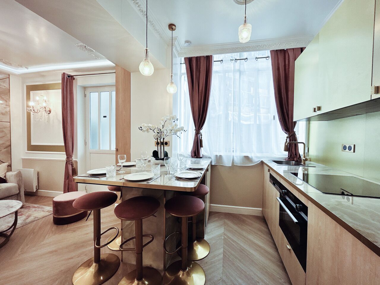 Appartement, vue cour intérieure | Cuisine privée | Réfrigérateur, micro-ondes, four, plaque de cuisson