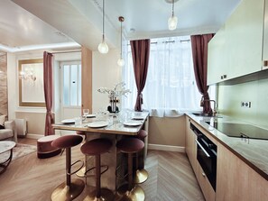 아파트, 마당 전망 | 전용 주방 | 냉장고, 전자레인지, 오븐, 쿡탑