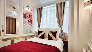 A hotel room with a large bed, a painting on the wall, and a window with curtains. - Merveil Luxury Suite - Marais - Charlot (Paris)