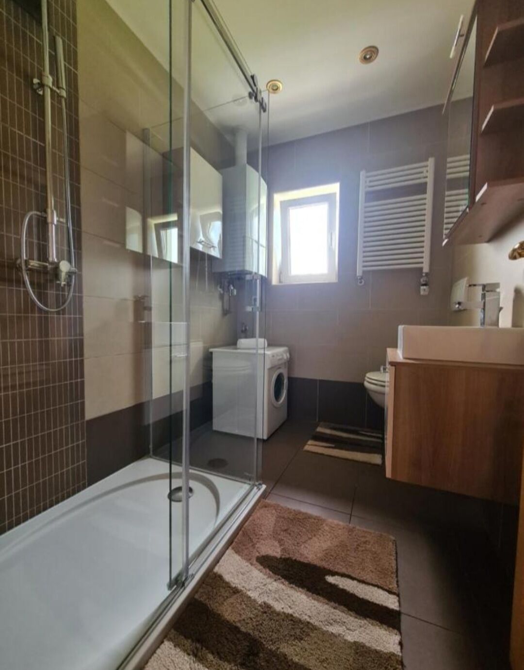 Dusj, hårføner, håndklær og såpe