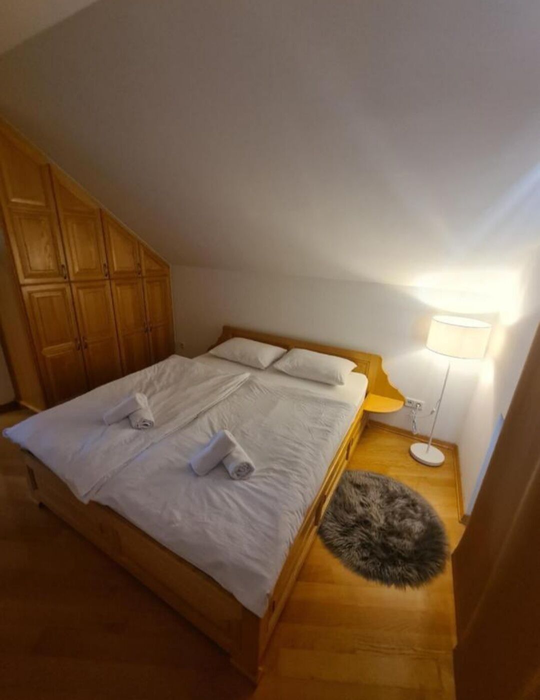 2 soverom, strykejern/-brett og sengetøy