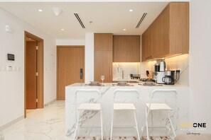 Réfrigérateur, micro-ondes, four, bouilloire électrique